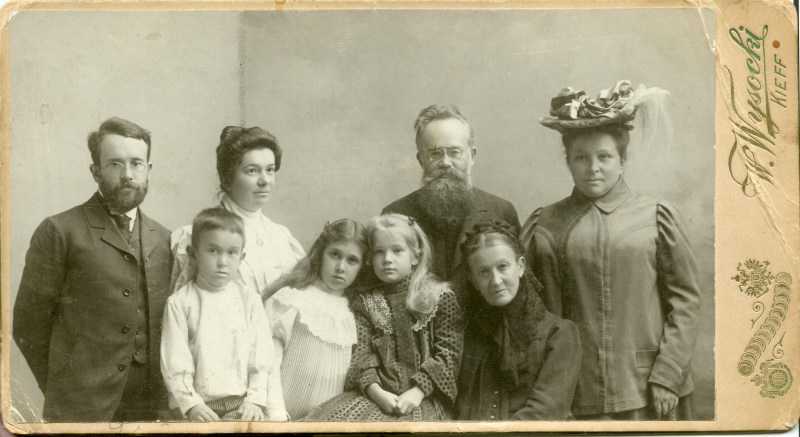 Михайло Грушевський з родиною - фото…